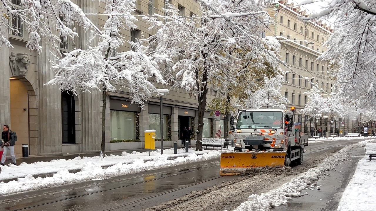 Zurich Bahnhofstrasse Winter Snow Walk ❄️ Swiss 4K walking tour 🇨🇭 Switzerland