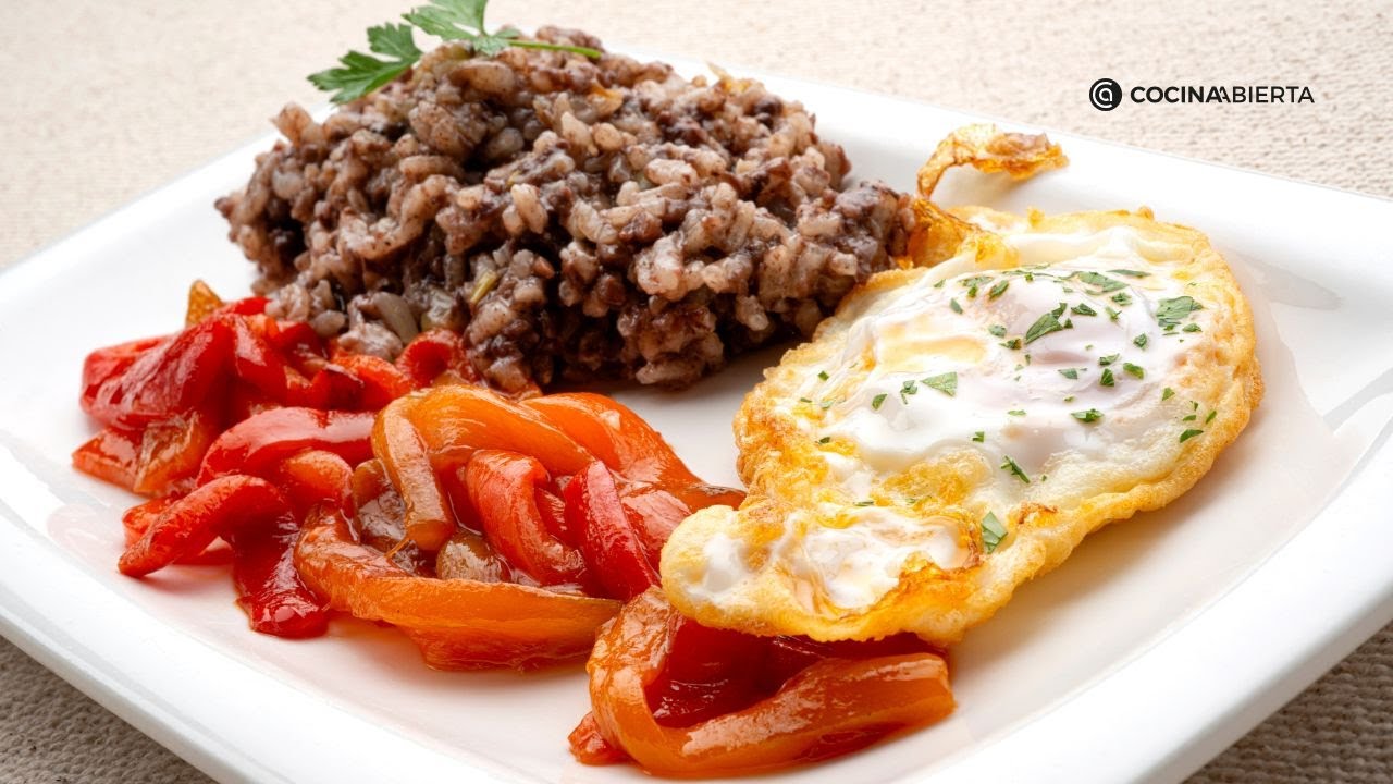 Arroz con morcilla, huevos fritos y pimientos rojos, una receta tradicional y sabrosa