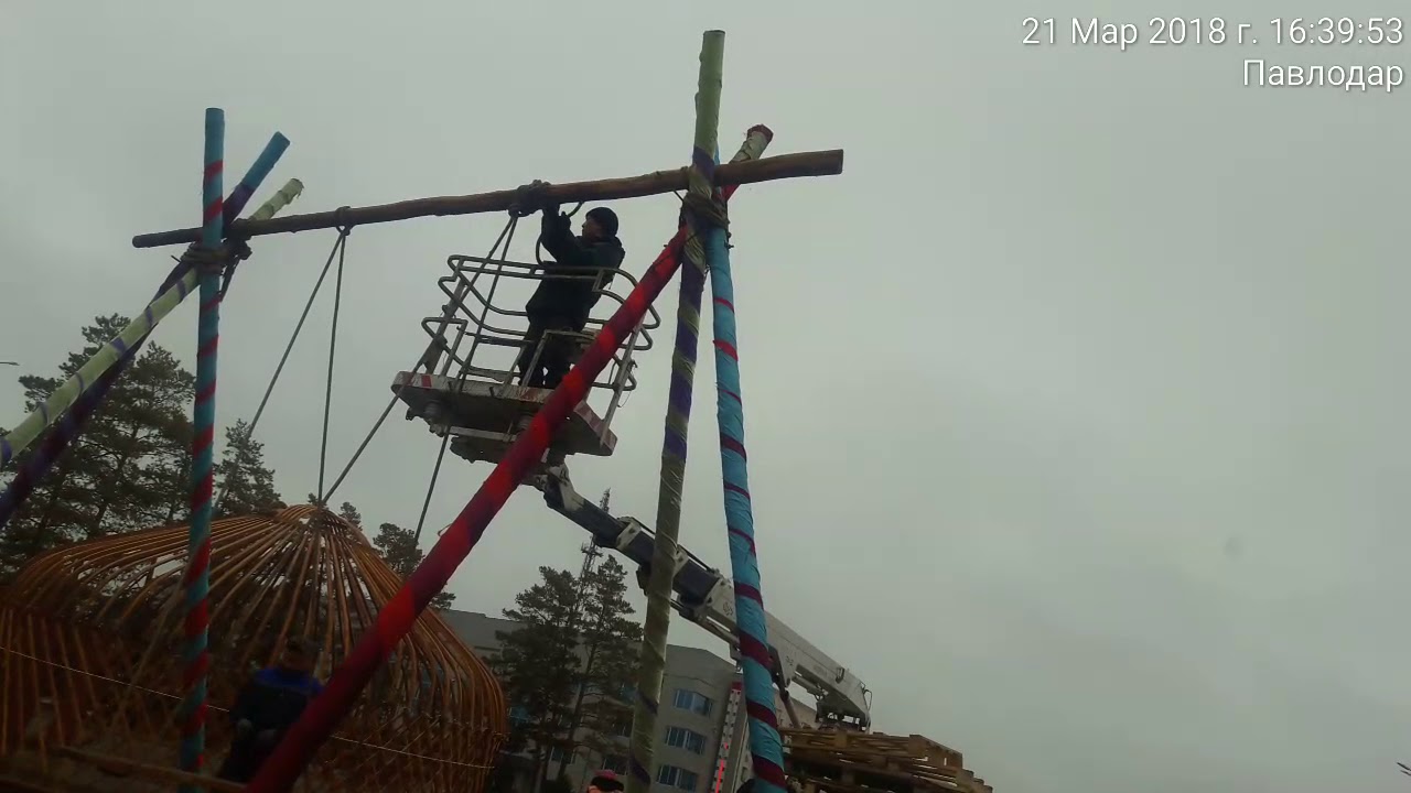 Подготовка 2018.03.21 к Наурызу в Павлодаре. Юрты, качели, воду вениками выметают с площади!