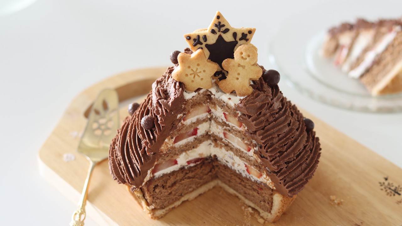 Песочный пирог с клубникой и шоколадом, похожий на рождественскую елку🎄[Sub]