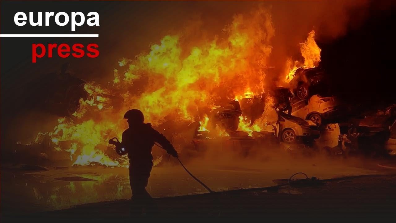 Extinguido el incendio en una campa para acoger coches siniestrados de la dana en Catarroja