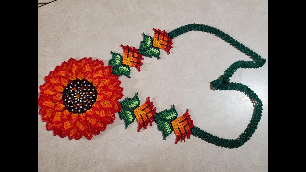 Collar de Flor huichol 3D en chaquiras 1/3