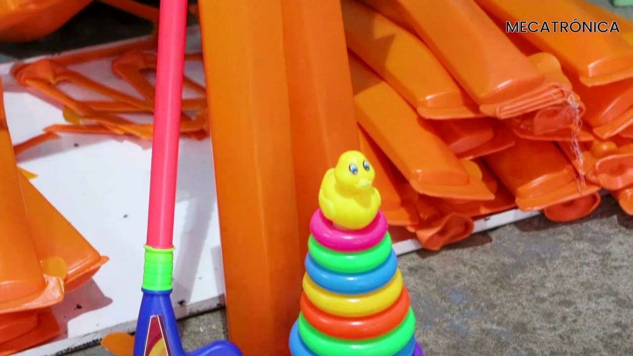 Dentro de la fábrica de fabricación de juguetes de plástico
