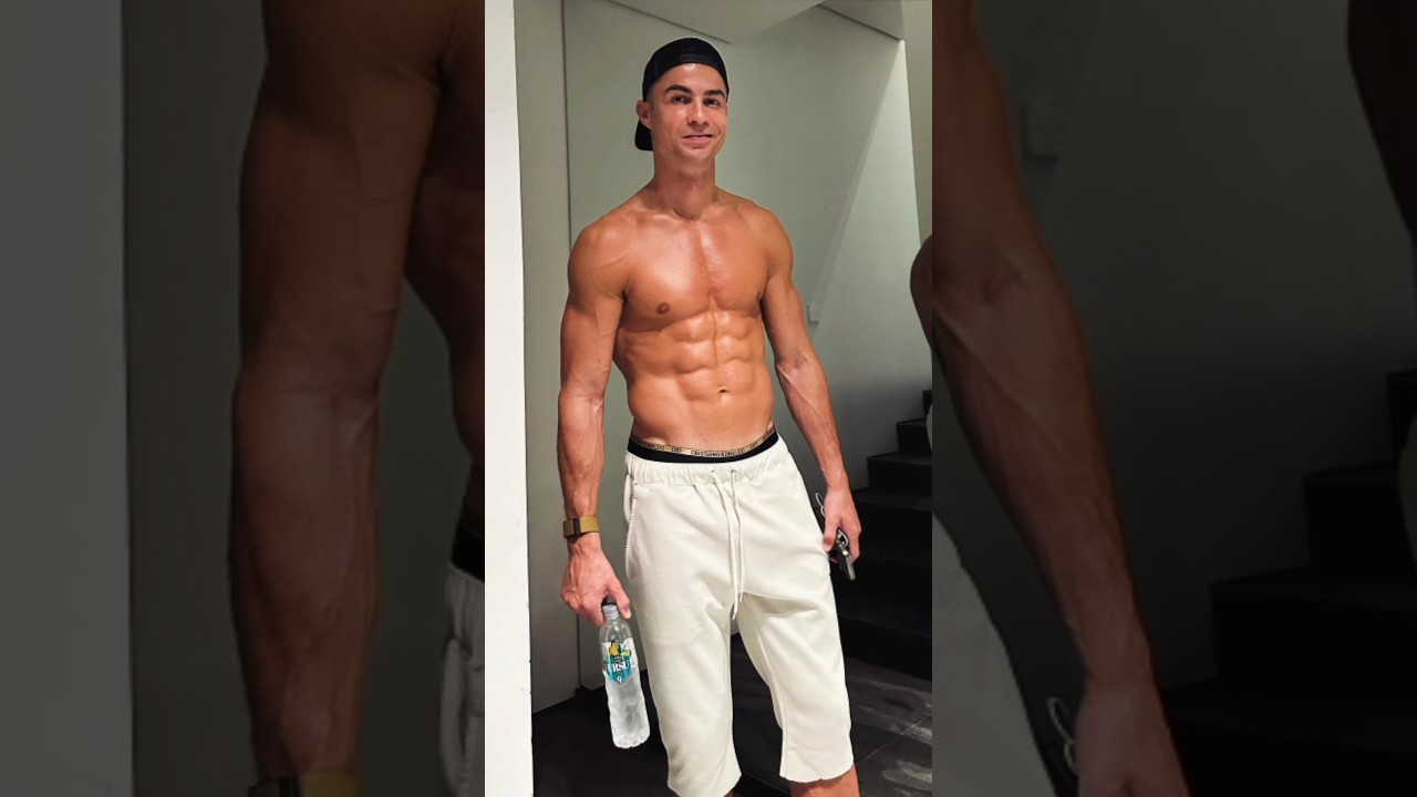 Cristiano Ronaldo showing his six packs || Ronaldo abs #ronaldo #sixpack