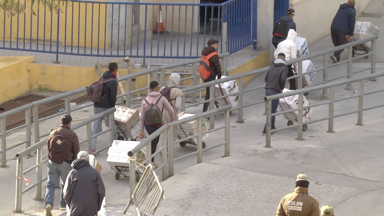 Menos de 100 kilos por bulto, la línea de la dignidad entre Ceuta y Marruecos