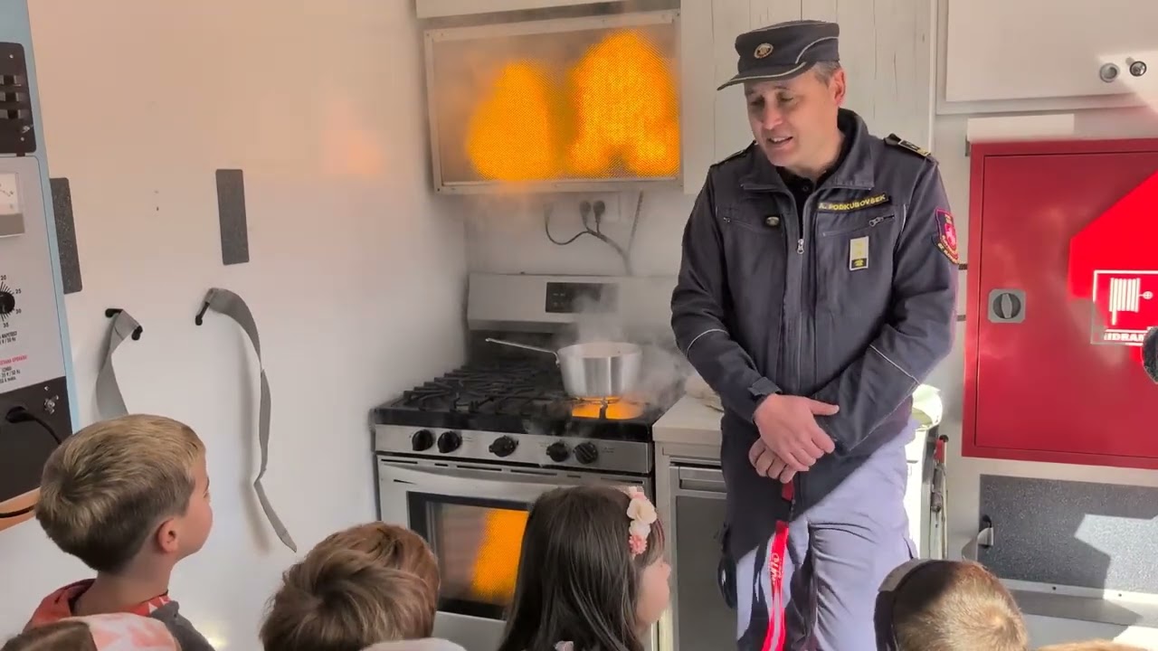 Na Glavnem trgu gasilci s čolnom, več cisternami, dronom in gasilsko lestvijo. Kaj se dogaja?