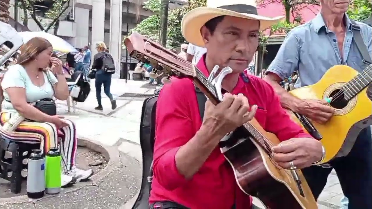 ESTO PASO AYER EN EL.PARQUE BERRIO CON LOS MUSICOS EN VIVO