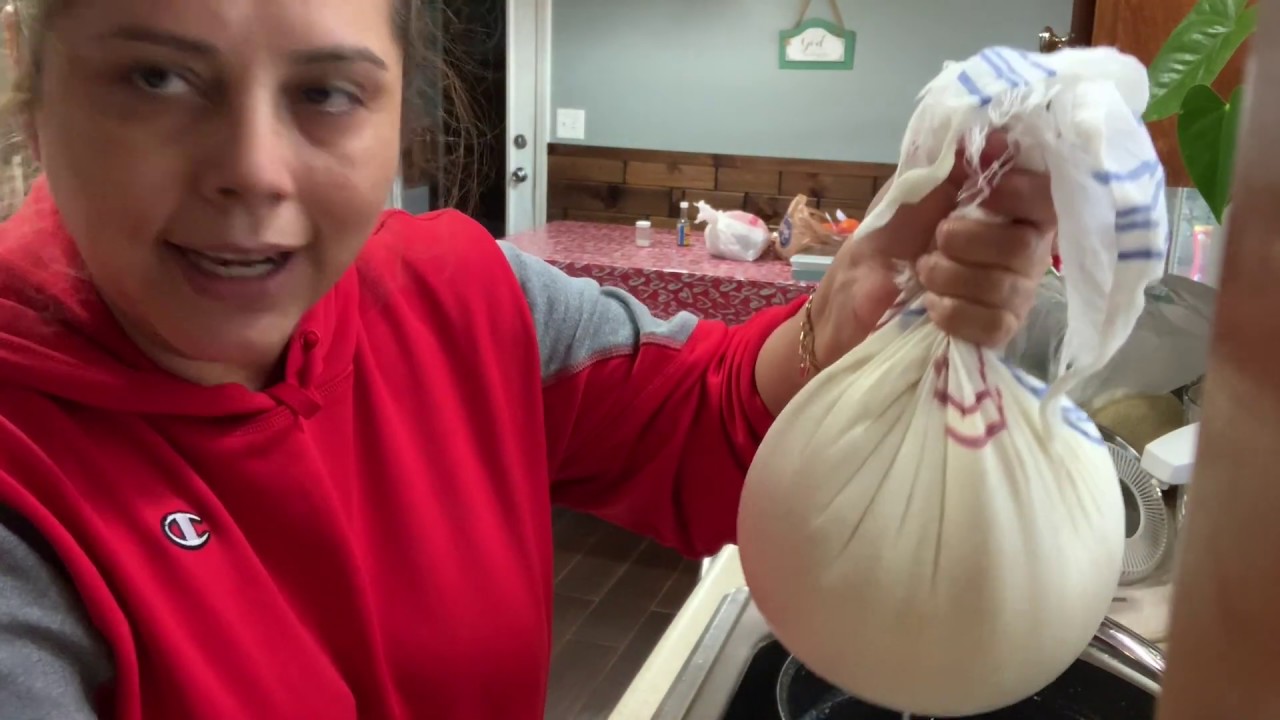 Preparando un queso con chile en casa