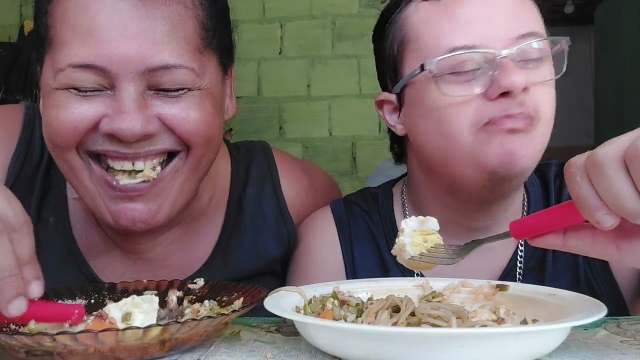 COMENDO QUIABO PICADINHO COM ABÓBORA CALABRESA E OVOS QUEBRADO DENTRO MACARRÃO E FARINHA DELICIOSA 