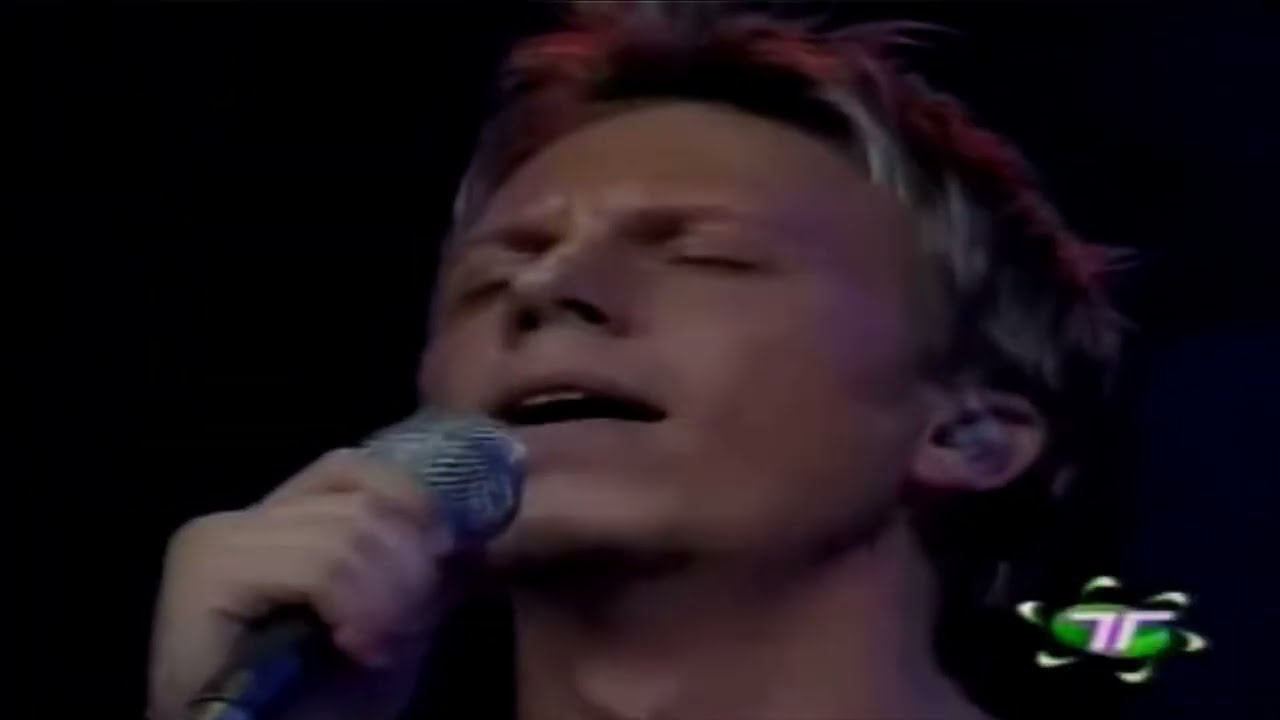 Sin Bandera / No Neguemos El Amor / En Vivo 2001