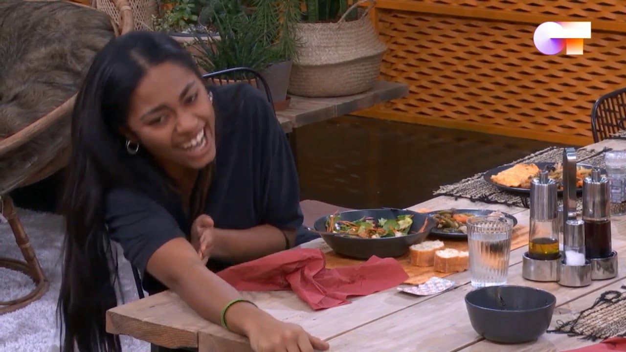 Flavio se sienta junto a Samantha en la cena