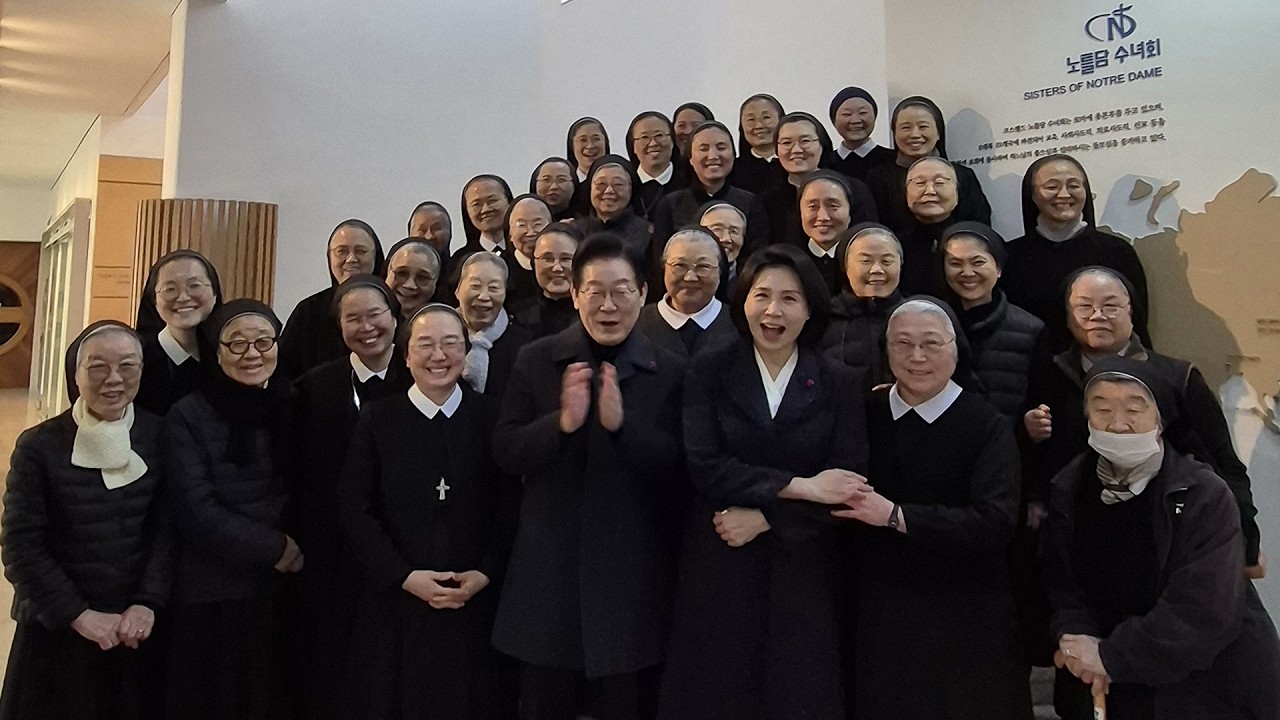 Visita Surpresa do Presidente Lee e da Primeira-Dama à Casa Provincial, no Natal,  Coreia do sul