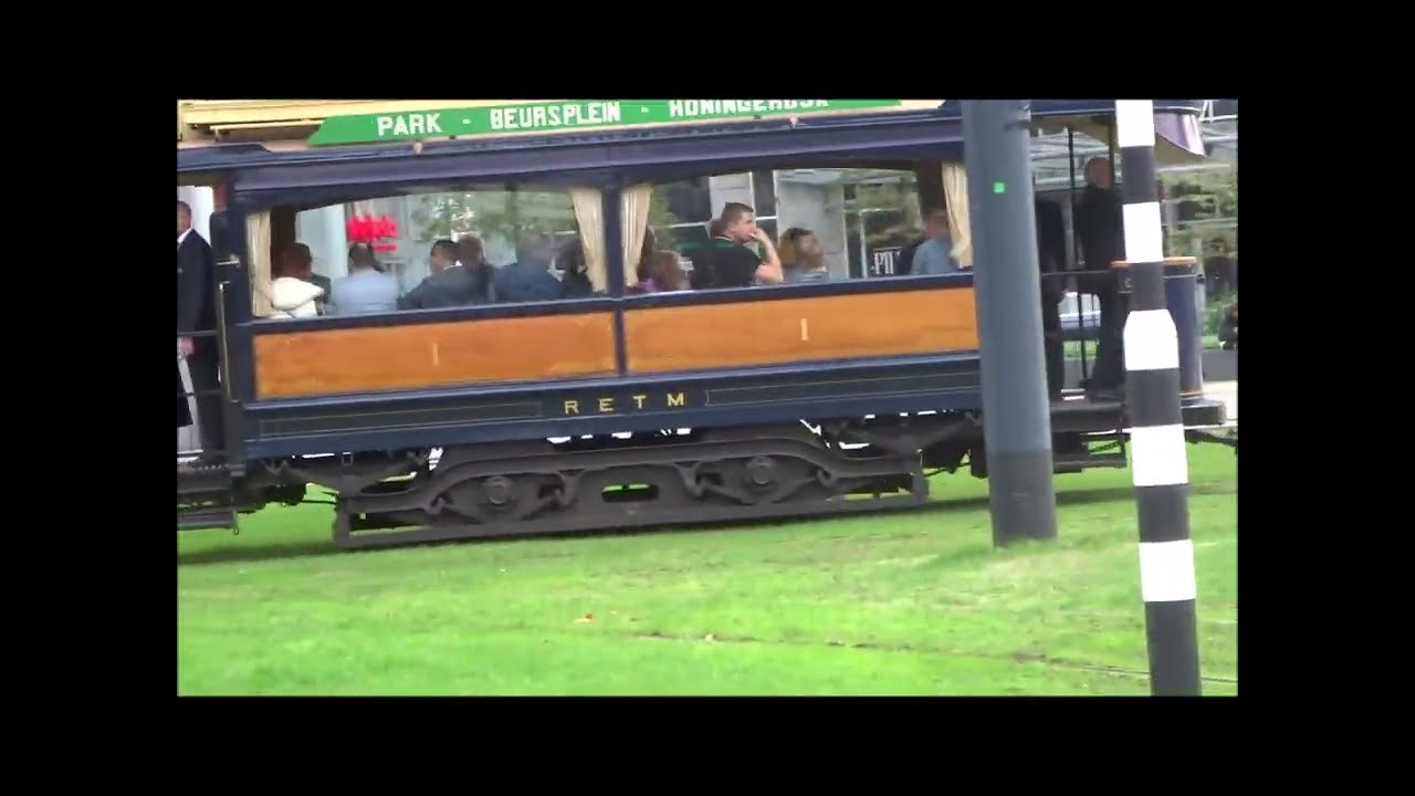 Romeo's oude trams parade door Rotterdam