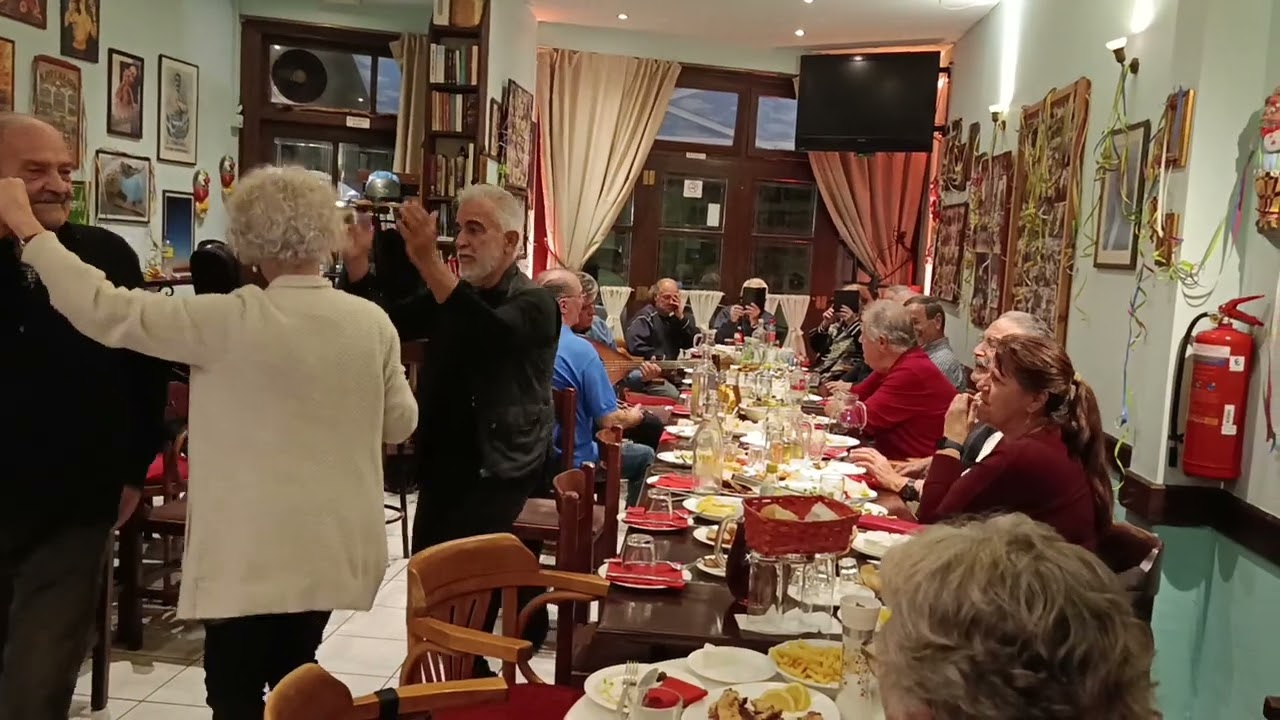 Χορεύει ο Στρατής Μαμαλιος...