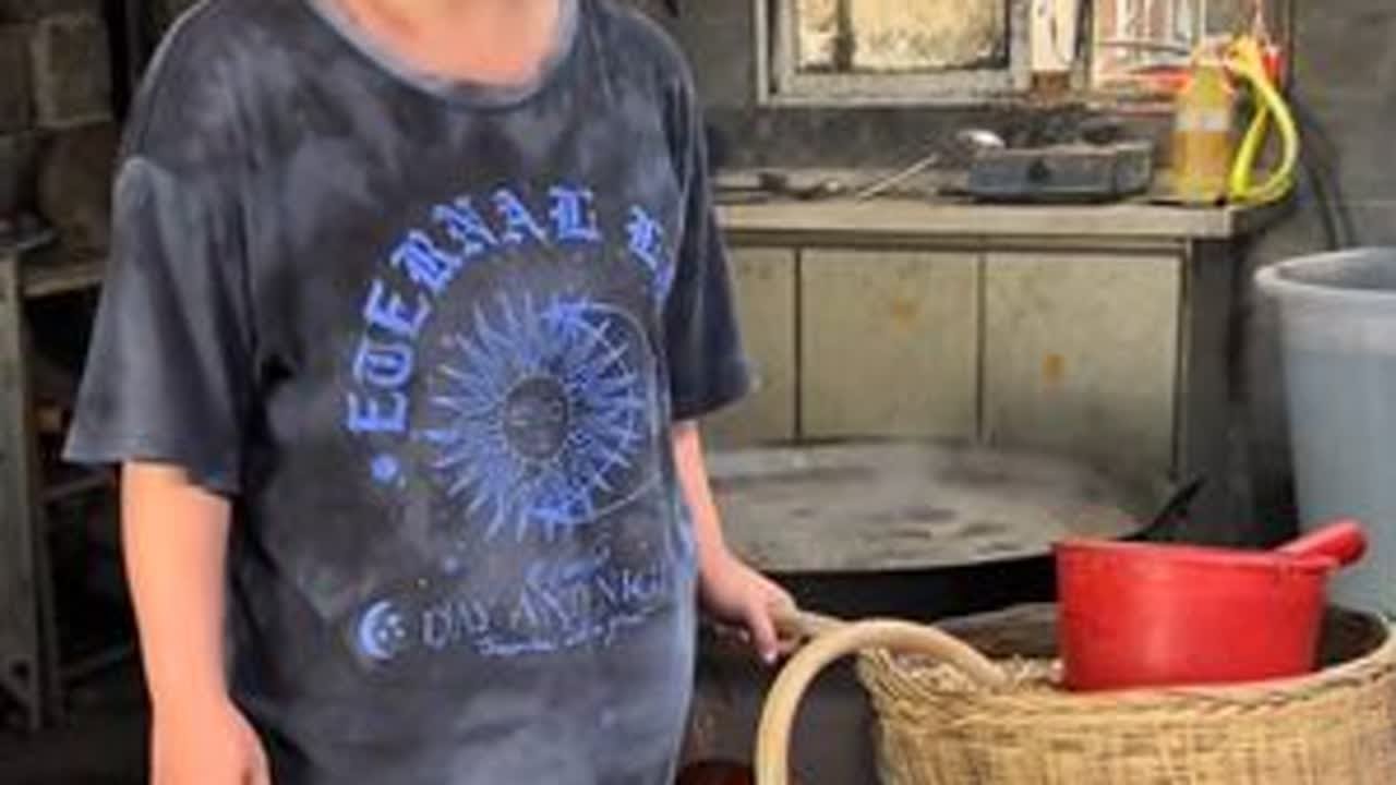 为了拍这期酿酒视频，前前后后等了一个月时间，嫁给老公后，我才知道玉米酒原来是这么酿的，你们那里的公文包也是这样酿的吗？#原创视频 #传统工艺酿酒 #制作过程 #乡村味道 #酿酒人