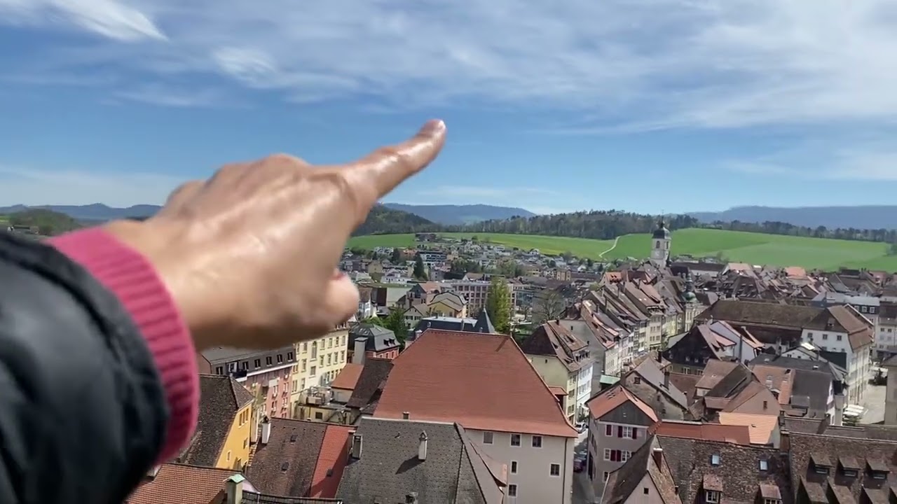 ปราสาท Château de Porrentruy หรือหอคอย Tour Réfous สูงมากขึ้นบนปราสาทถ่ายมุมบนสวยมากๆ