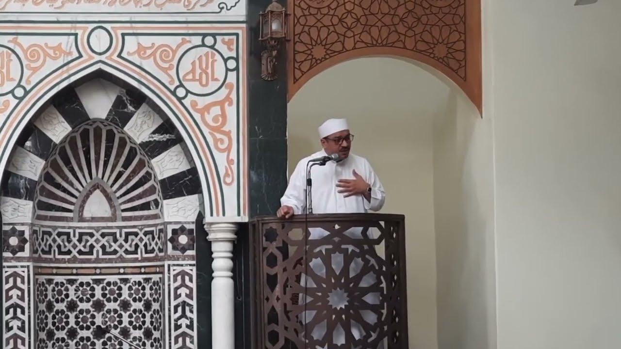 من فضل الصلاة علي النبي أنها تخرج العبد من الظلمات وتكفيه هموم الدنيا والآخرة