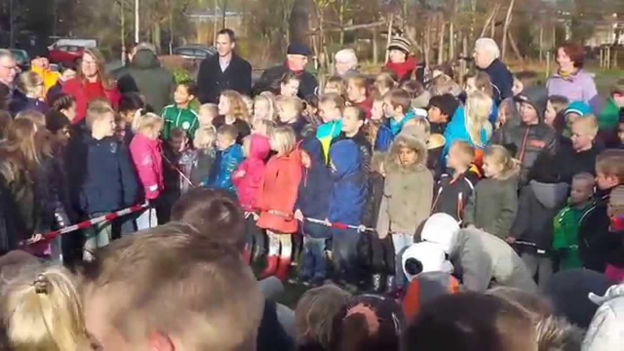 Liedje kinderen Anne Frankschool bij terugplaatsing Olifantje in Hoogkerk 8 december 2014