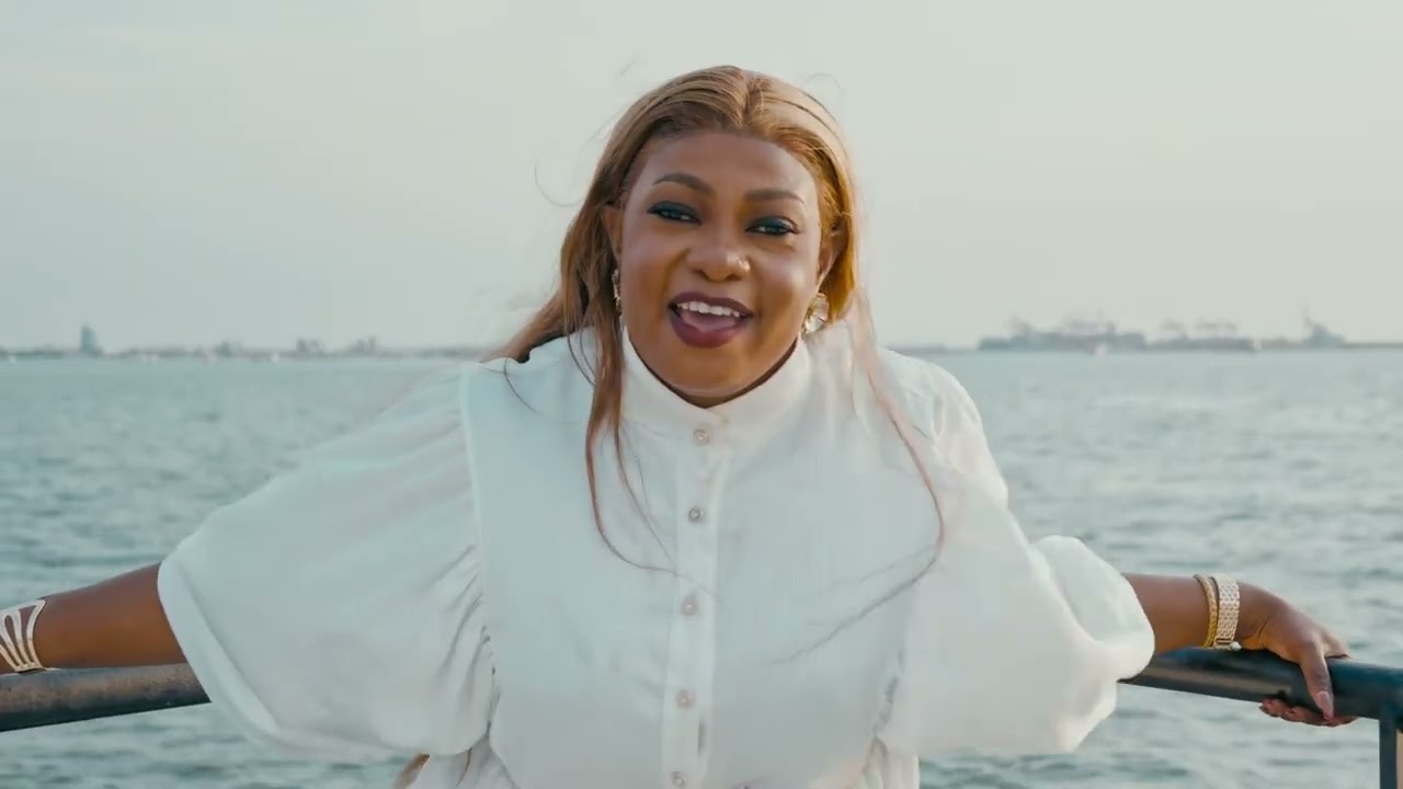 Bethy la Rose - Collé Serré (Clip officiel)