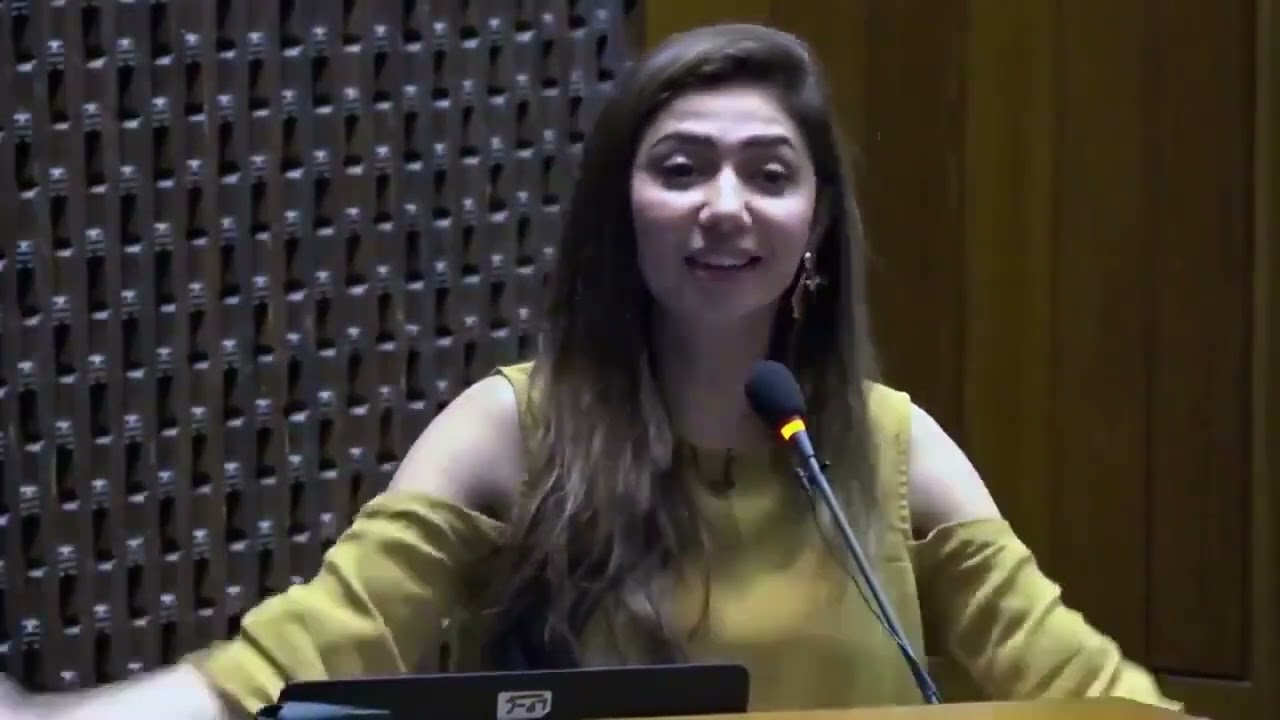 Mahira Khan at Aga Khan Hospital