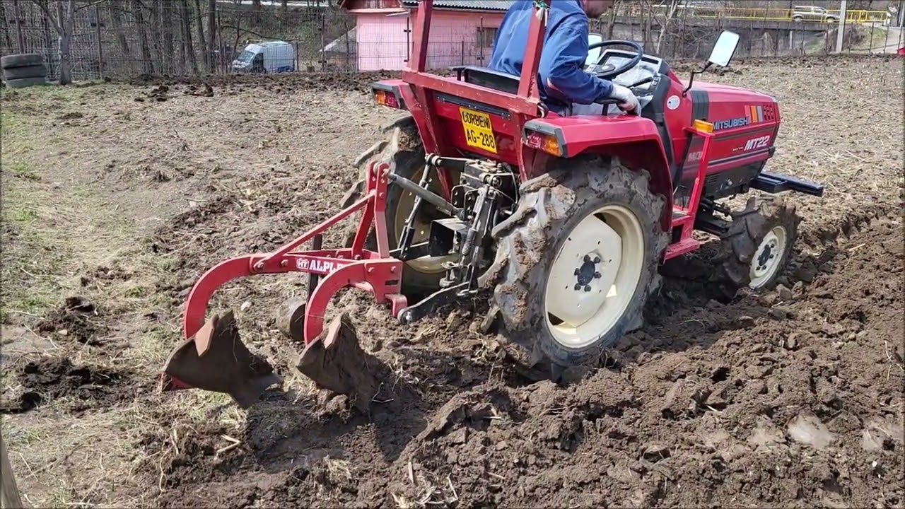 Aratura de primavara cu tractorul compact Mitsubishi MT 22D + plug cu doua cormane / trupite /brazde