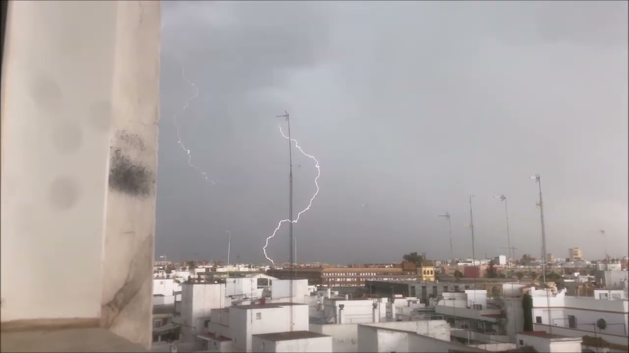 Orage fort &agrave; S&eacute;ville ( Espagne ) - Tormenta violenta en S&eacute;villa