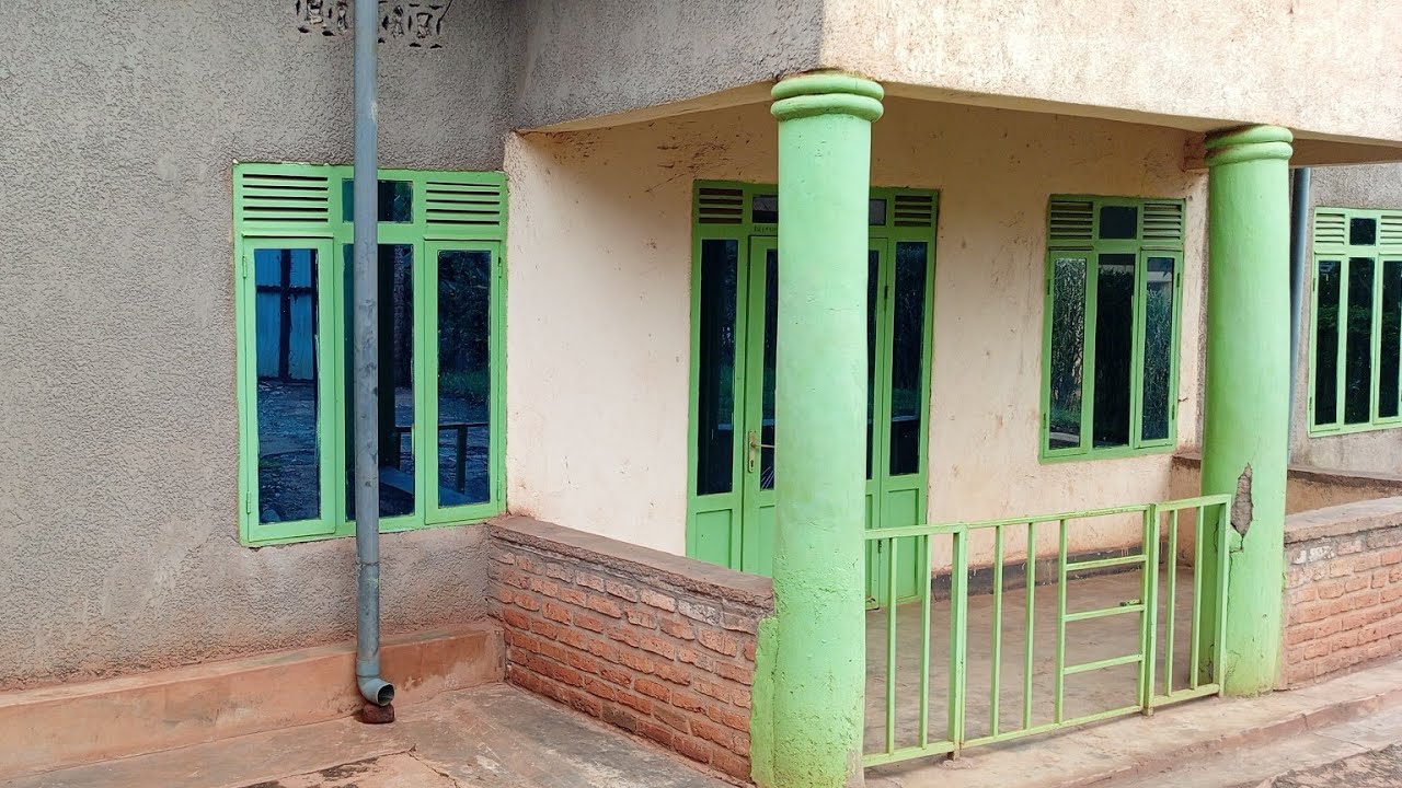 Ubuso 900sqm Burimo inzu nziza na Annex 27M negotiable 0785355082