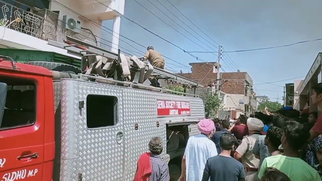 Major Fire 🔥 breaks out at Amritsar's Jaura Fatak due to clothes, Fire Brigade reached late