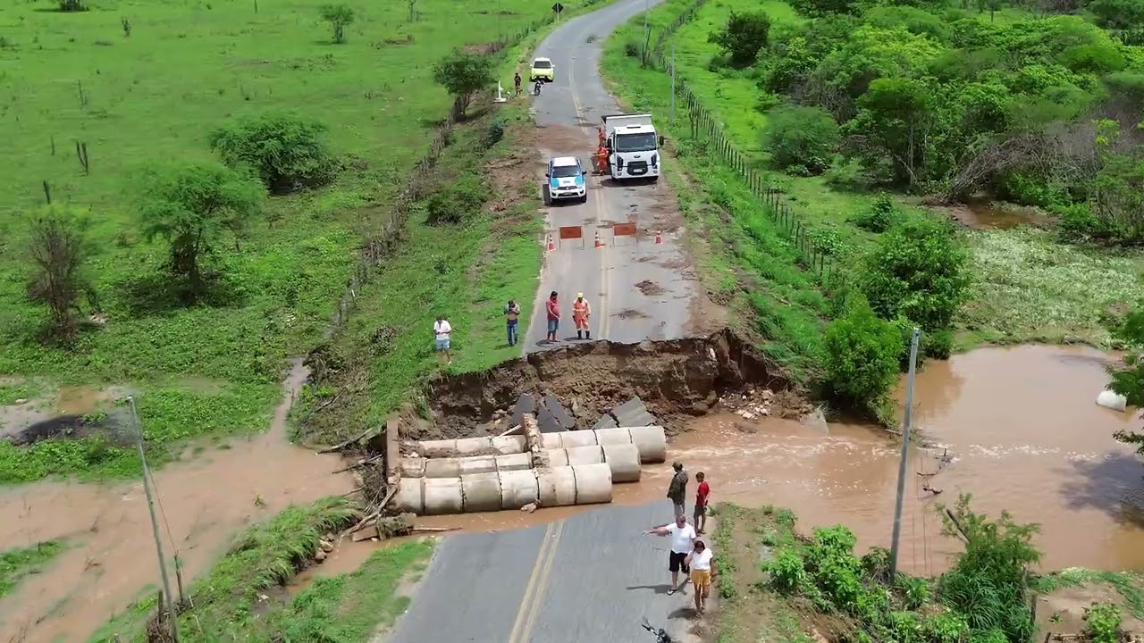 Imagem de drone do rompimento da pb 109 entre tacima e riachao na Paraíba 