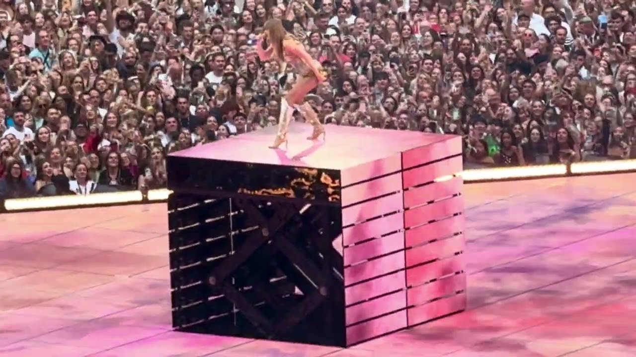 Taylor Swift Eras Tour Wembley Stadium 17 August - START