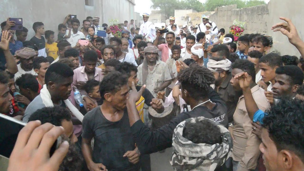 زفاف الأخوين خالد وخليل عباس الأهدل  للكوشة وسط فرحة الأهل والأصدقاء غناء الفنان محمد بيور بالفاضل