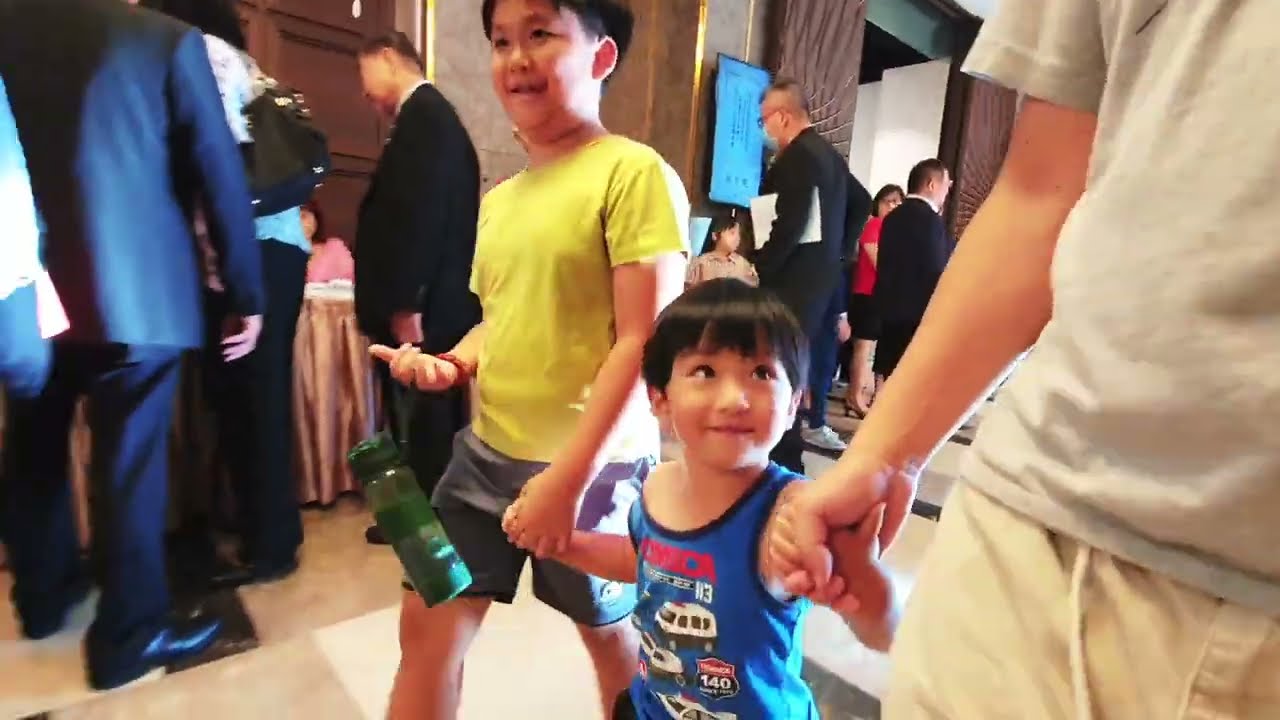 暑假畢業典禮，媽媽辛苦了，帶兒子去媽媽的工作現場領便當｜咚2y6m19d 桐9y3m