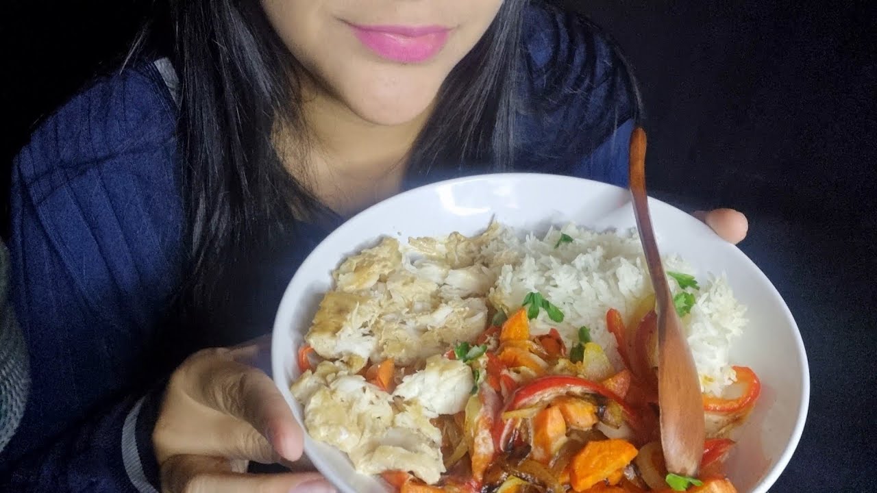 ASMR comiendo merluza con arroz y vegetales 