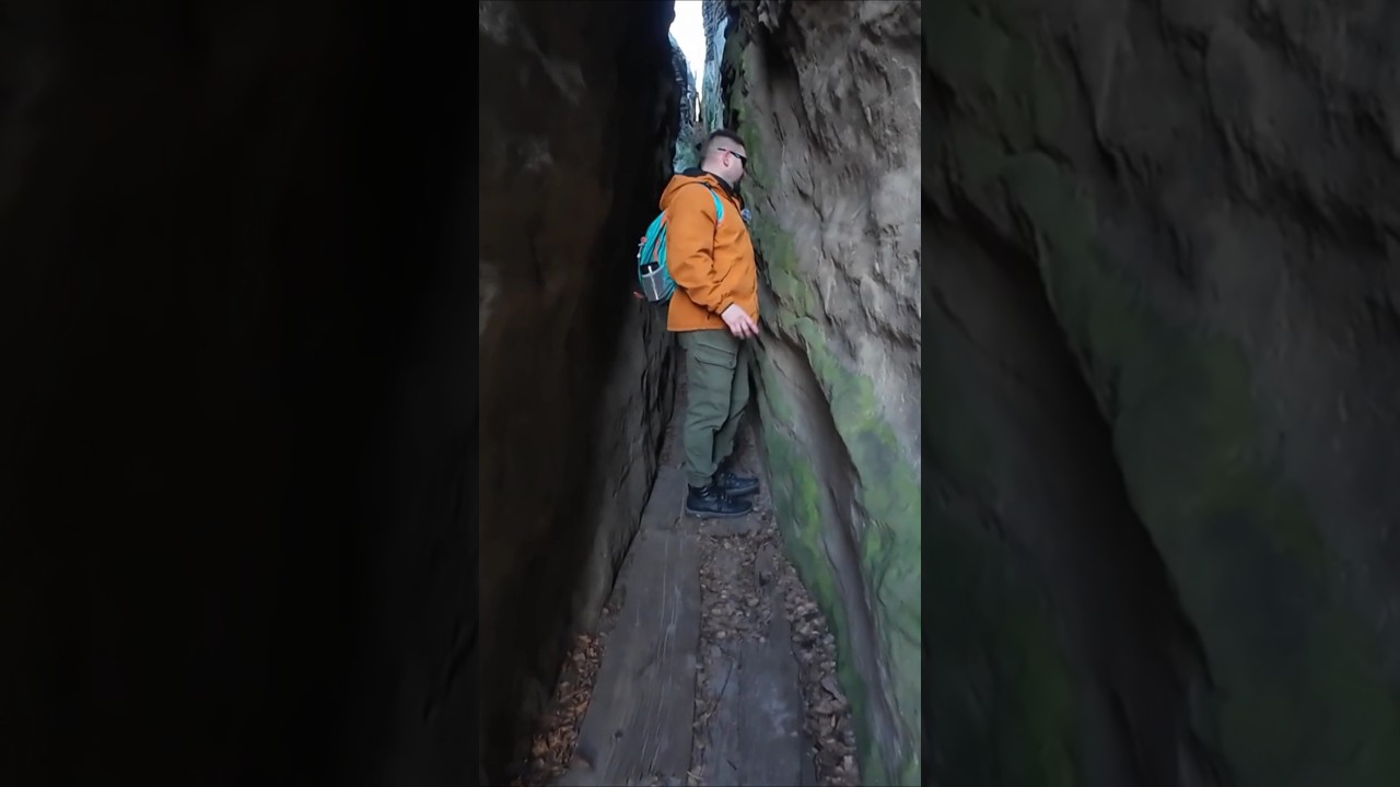 Проходим через ущелье в Приграбских скалах