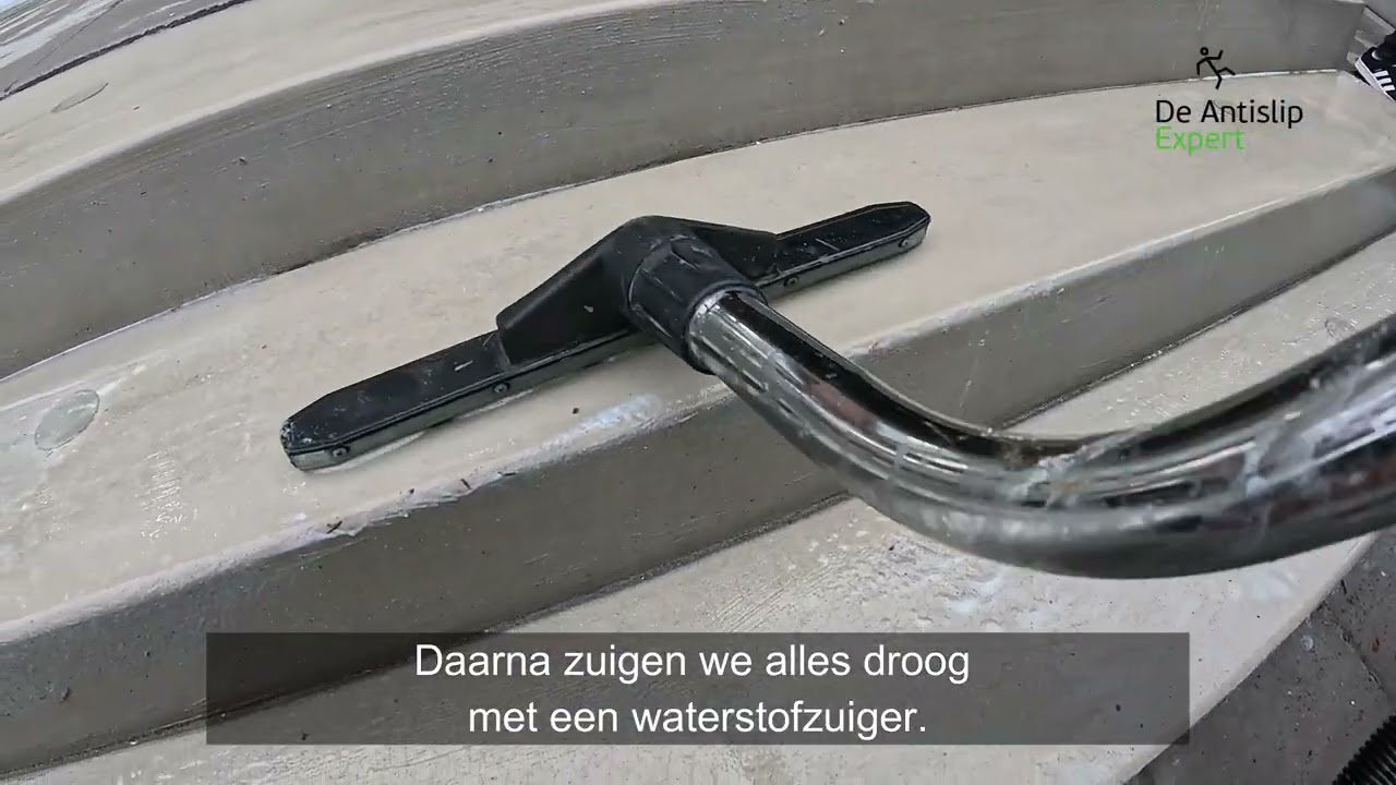 Glad beton bij schoolplein? Zo lossen wij het veilig op in 6 stappen - De Antislip Expert