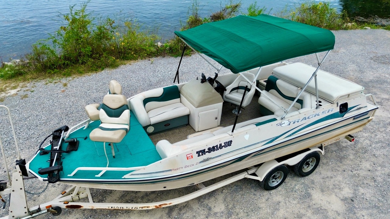 Алюминиевая палубная лодка SunTracker Party Deck 21 2002 года выпуска продаётся недалеко от озера...