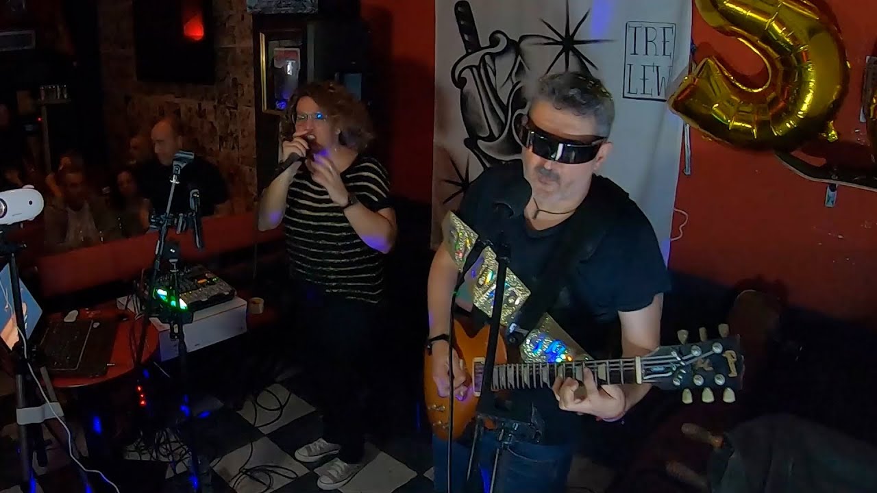 Actuación del grupo WHARHOL  en el Pub  