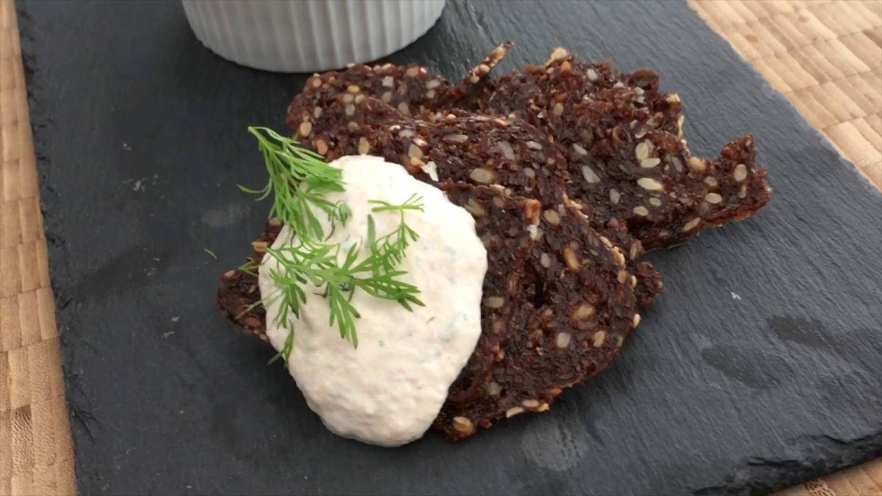 Rugbr&oslash;dschips med laksedip