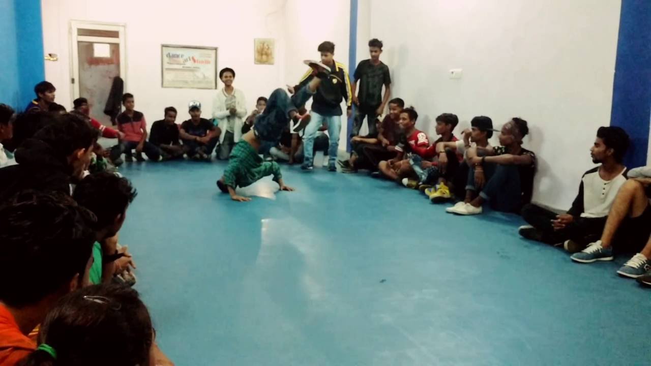Breaking cypher Battle  power moves and popping at dance art NEW DELHI