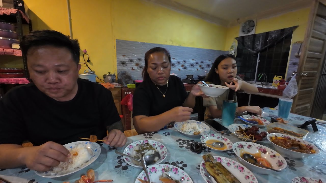 SYUKUR SUDAH SAMPAI DI KAMPUNG BUJANG SIGAT TUNGGU DEPAN PINTU //  MAKAN MALAM BERSAMA FAMILY // 