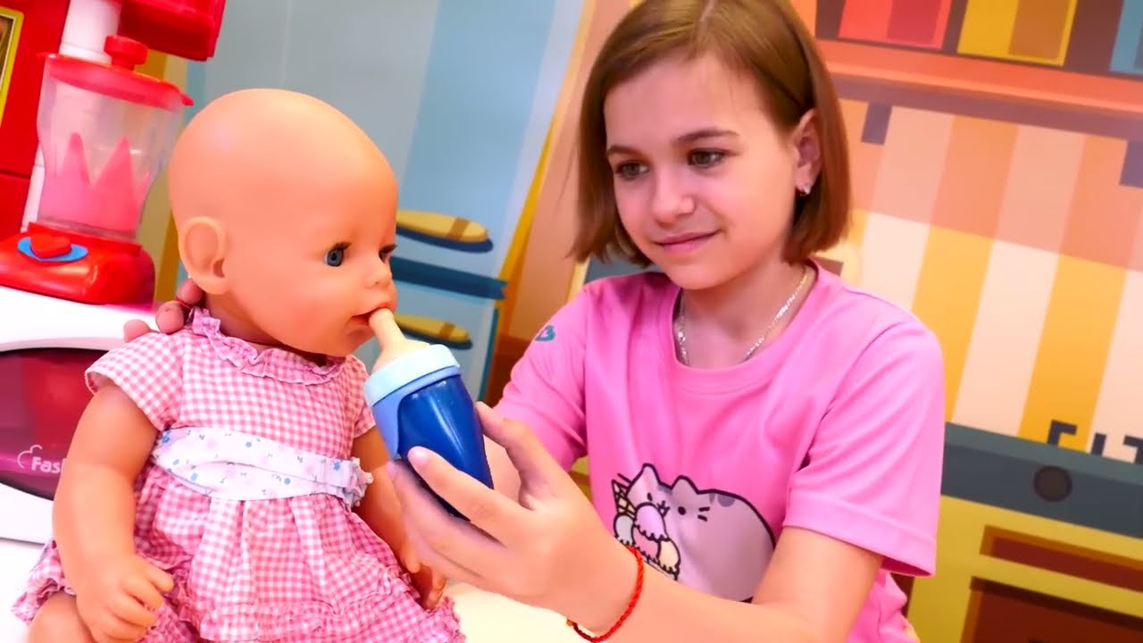 Baby Born Emily met du désordre à la maison | Jeu d’imitation avec poupées