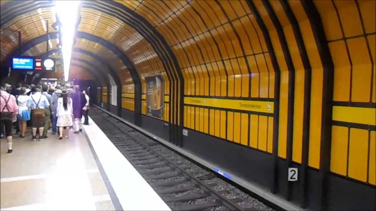 U-Bahn München - U-Bahnhof Theresienwiese während der Wiesn-Zeit [HD]
