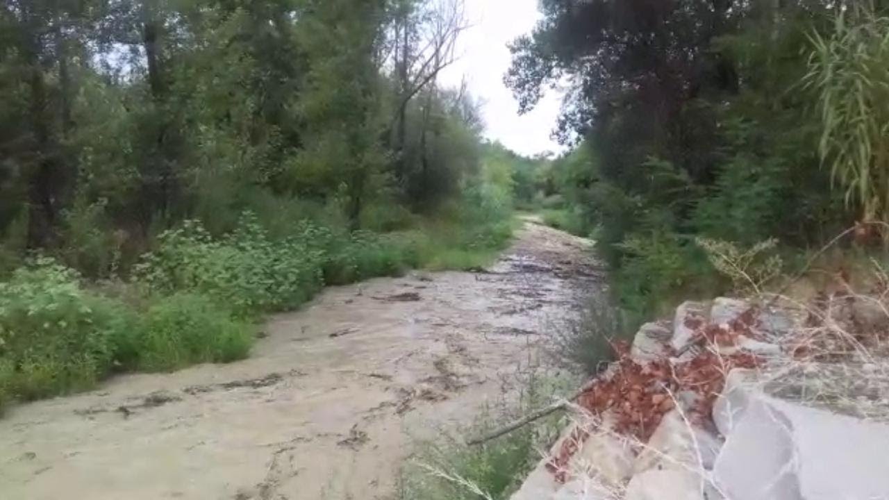 Montelupo Fiorentino, così un torrente in secca diventa una trappola di acqua e fango