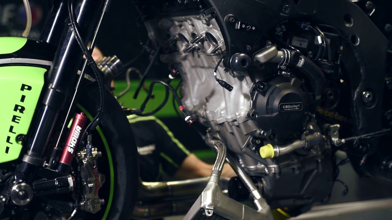 ELF Moto | Cambio de caño de escape de la Kawasaki Ninja | Kawasaki Racing Team | Superbike