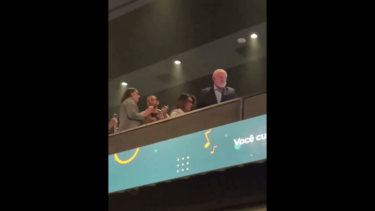 Lula foi recebido sob aplausos e gritos de apoio durante o show de Maria Beth&acirc;nia