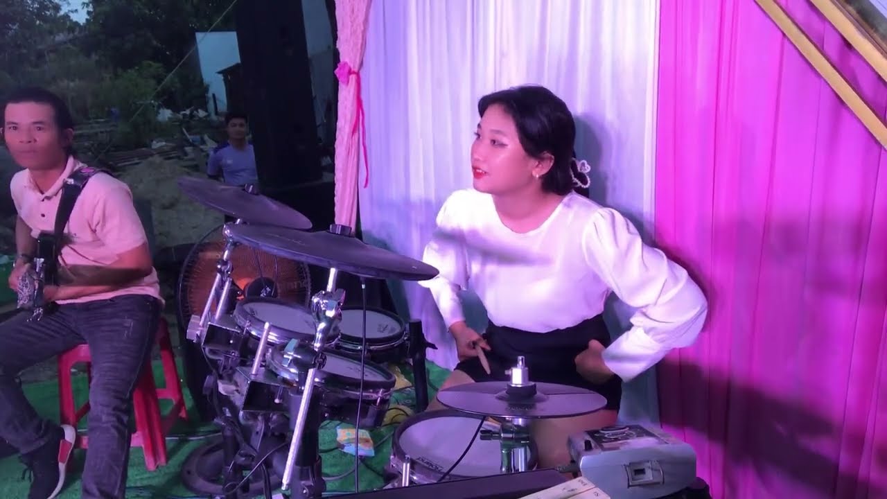 Ca Kh&uacute;c Phố Hoa Cực Hay Của Chị G&aacute;i - Ni Ni Drum Cover
