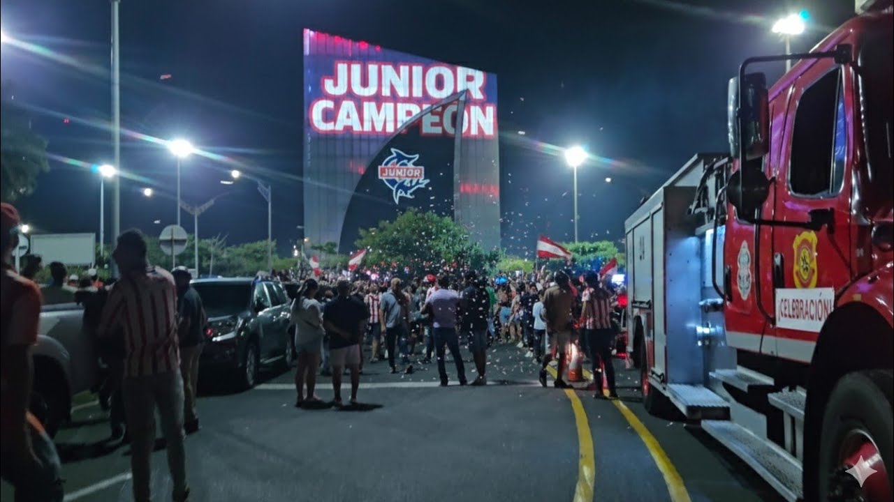 Así fue el recibimiento del Junior campeón, la famosa aleta del tiburón del malecón de Barranquilla.