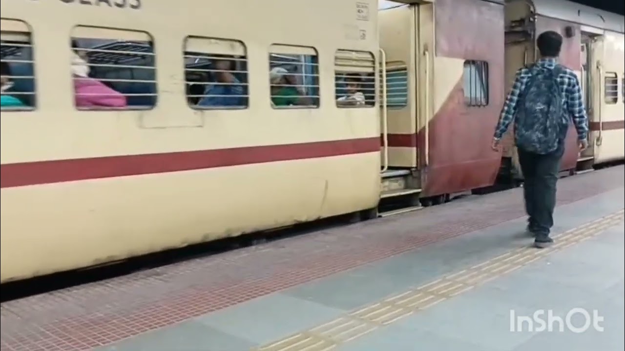 13032 Jayanagar Howrah express is arriving and departating from chandannagar with Howrah WAP 4 . 