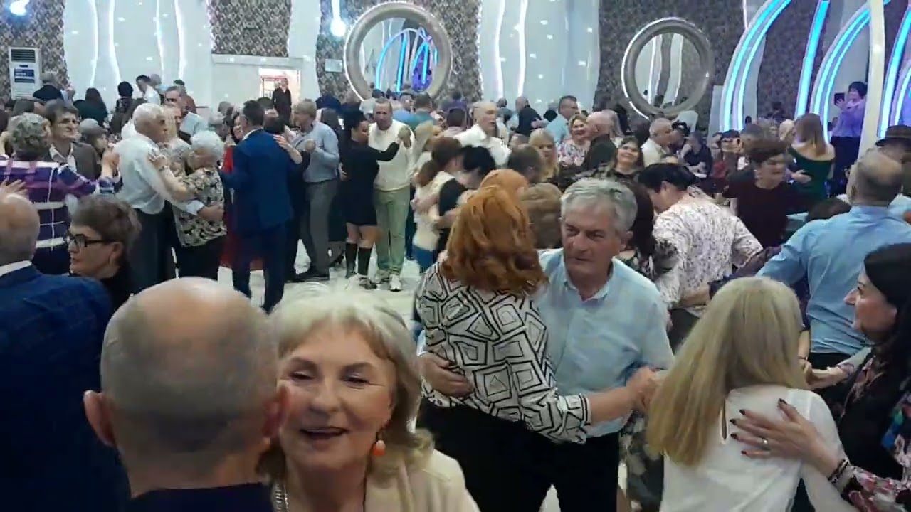 DVOR DALEKO, A JA OKASNIO  &  PADALA JE KIŠA TOGA DANA  ♡  Peva Đorđe Mačak sa grupom 