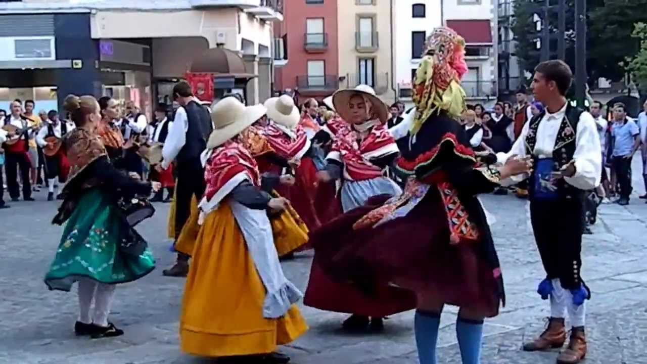 Plaza Mayor de Plasencia . Grupo Chispa...moño rubio, falda verde
